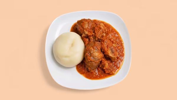 Fufu med storfe- og lammekjøtt i saus