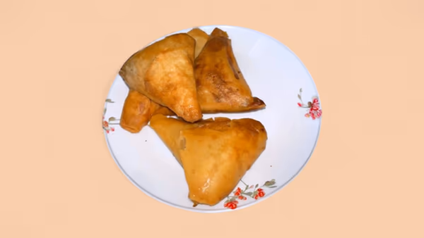 Sprøstekt samosa med kjøtt